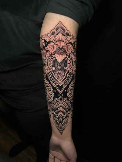 Get mesmerized by Avi's stunning geometric mandala tattoo, featuring intricate patterns and precision design.