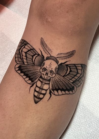 Discover Andrew Garinther's stunning tattoo design featuring a moth done in blackwork and dotwork style. A true masterpiece in illustrative art!
