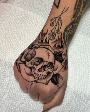 Immerse in the intricate details of Andrew Garinther's blackwork skull tattoo, blending dotwork and illustrative styles.