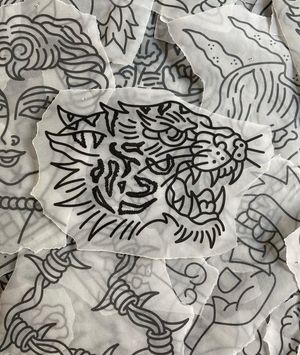 Traditional stencil flash featuring a tiger head 