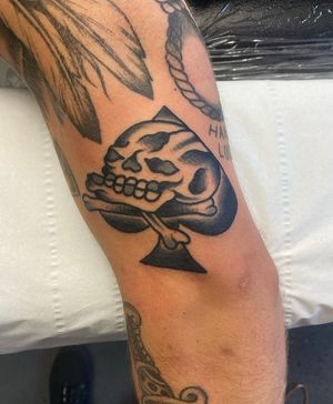 Traditional black and grey ace of spades skull 
