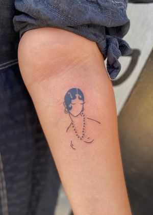 Get a stunning illustrative tattoo of a vintage woman by the talented artist, Julia Bertholdi. Guaranteed to stand out and make a statement!