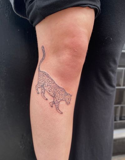 Get a stunning illustrative tattoo of a leopard and jaguar designed by the talented artist Julia Bertholdi.
