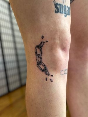 Bold blackwork chain tattoo by Julia Bertholdi, showcasing the power and resilience within us.