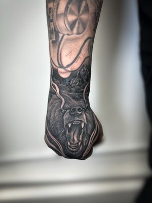 Gnarly hand tattoo with a bear and God of War backdrop ! What fun :) ...#realism #realistic #handtattoo #bear #blackandgrey #godofwar