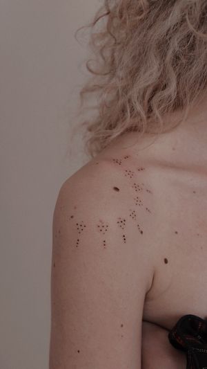 Experience the intricate artistry of dotwork hand poke tattoo by Anna. Create a unique and delicate design on your skin.