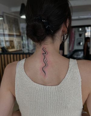 Unique blackwork tattoo with abstract design, expertly done by Julia Bertholdi. Explore the world of modern tattoo artistry.