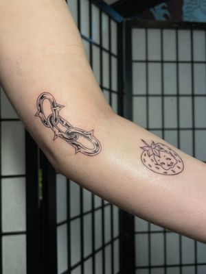 Get a unique illustrative chain tattoo done by the talented artist Julia Bertholdi. Explore the intricate details and artistic style in this captivating design.
