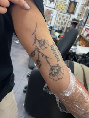 Experience the beauty of nature with a stunning illustrative flower tattoo created by the talented artist Julia Bertholdi.