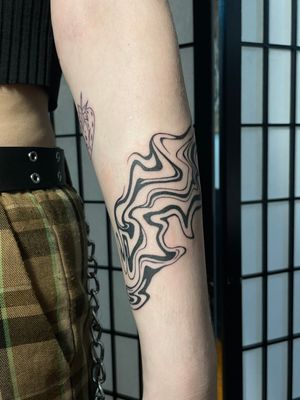 Bold and intricate abstract design in blackwork style, expertly crafted by Julia Bertholdi for a unique tattoo experience.