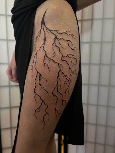 Electrify your skin with this bold blackwork lightning tattoo by the talented artist Julia Bertholdi. A powerful statement piece for those who embrace the power of nature.
