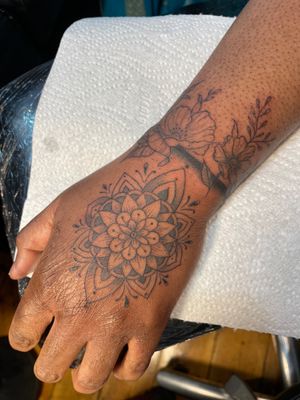 Intricate ornamental design created by Julia Bertholdi, bringing out the beauty of dark skin. A unique and stunning piece of body art.