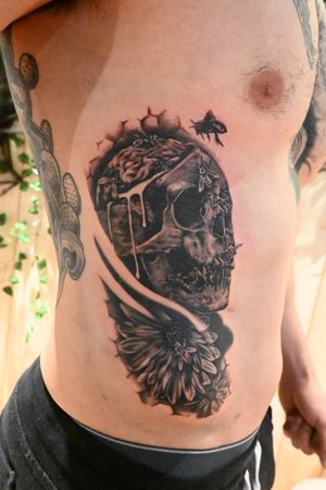 Skull with bees and flower #realism #blackandgray #floral
