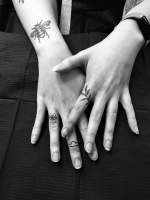Get a beautifully detailed and intricate finger tattoo by the talented artist Oliver Soames. Perfect for a subtle and stylish statement.