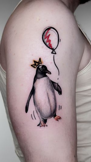 @carolina_inks | Penguin with cartoon balloon and crown