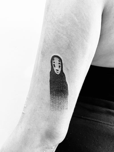 Get mesmerized by this striking blackwork tattoo of No Face from Studio Ghibli, by artist Oliver Soames.