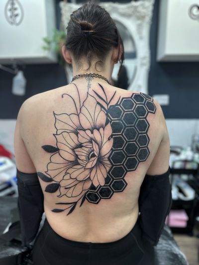 Floral and geometric Blast over back piece #floral #floraltattoo #flower #geometrictattoo #backpiecetattoo 