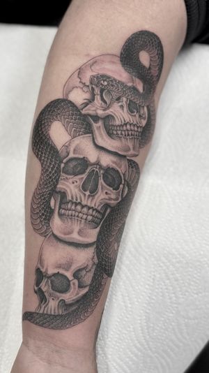 Fineline black and grey snake with skulls 