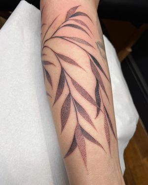 Adorn your skin with a stunning dotwork vine tattoo by the talented artist Giada Knox. A unique and natural touch!