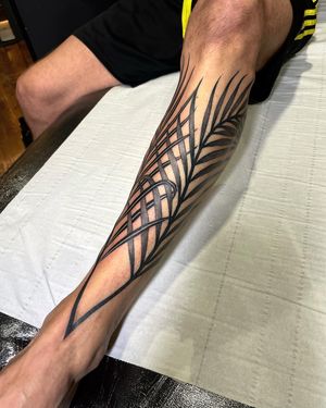 Elegant blackwork tattoo featuring a detailed leaf design, expertly done by Giada Knox.