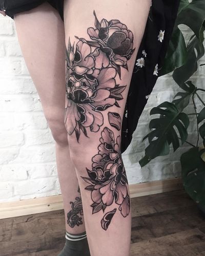 Experience the detailed beauty of blackwork and dotwork in this stunning floral design by Giada Knox. Perfect for those who appreciate intricate tattoos.