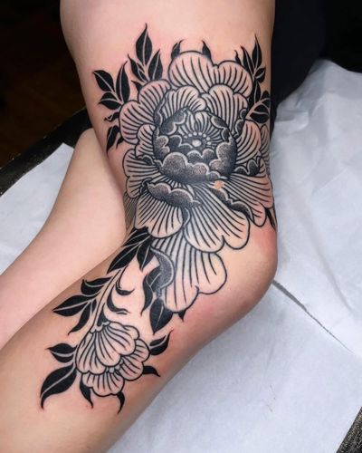 Experience the beauty of blackwork and dotwork styles with this stunning flower tattoo by the talented artist Giada Knox.