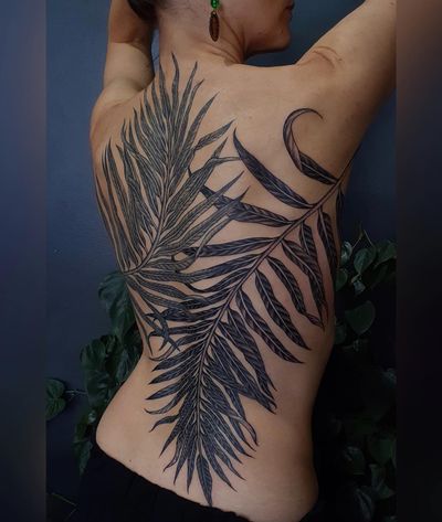 Illustrative tattoo featuring a vine with detailed leaves, designed by Giada Knox.