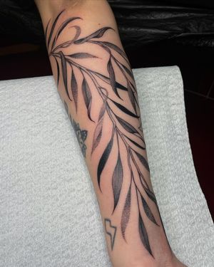 Get a beautifully intricate vine and leaf design by Giada Knox, blending dotwork and illustrative styles for a stunning botanical tattoo.