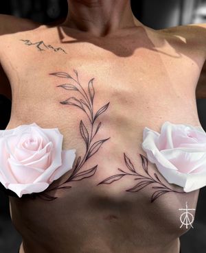 Fine Line Botanical Tattoo by Claudia Fedorovici, #finetattoo #finelinetattoo #finelinetattooartist #claudiafedorovici #botanicaltattoo #tattooartistsamsterdam #femininetattoo #tempesttattooamsterdam 