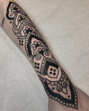 Discover the beauty of detailed blackwork and ornamental design with this stunning tattoo by the talented artist Claudia Vicente.