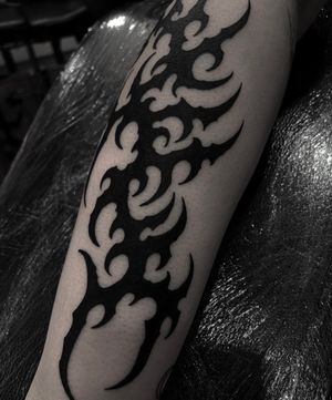 Sophia Hayes's stunning blackwork tattoo features intricate tribal patterns, creating a bold and unique design.