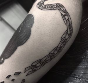 Experience the intricate beauty of an illustrative chain tattoo crafted with expertise by the talented artist Sophia Hayes.