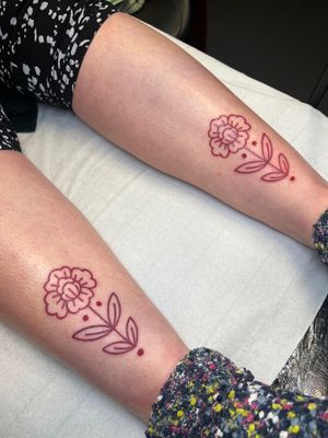 Beautiful illustrative tattoo featuring a flower design in brown and red ink, expertly executed by artist Claudia Vicente.