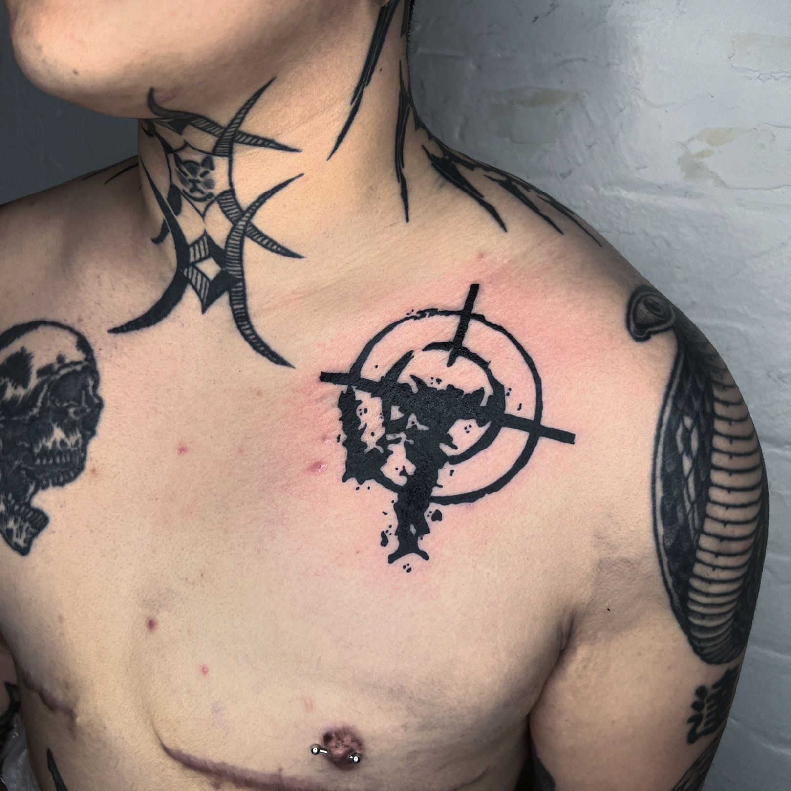 Crosshair with Gun • Tattoodo, image size:1619x1619