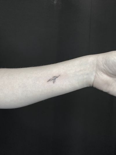 Small leaf tattoo, fine line leaf, fine line tattoo