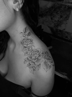 Flowers , dot work , fine line tattoo, black e grey, femminine . 