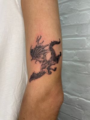 Screen print-style diving dragon🐉 Done at Soteria Studios in London. Resident artist at Virtue Tattoo, Bristol Open for bookings  