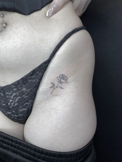 Rose , fine line tattoo, femminine tattoo. 