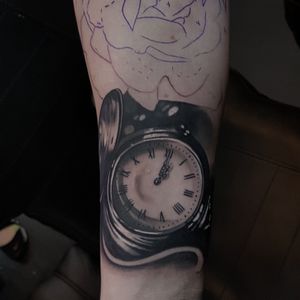 Capture the beauty of time with this stunning black and gray pocket watch tattoo by Craig Hicks. Realistic and full of detail.
