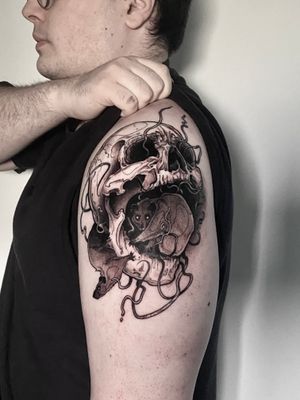Flash dark illustrative skull and rat demons on the shoulder