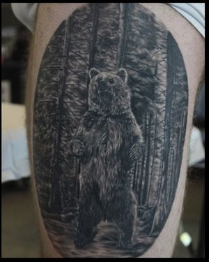 Realistic black and grey bear on thigh 