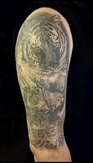 Realistic tiger on upper arm 