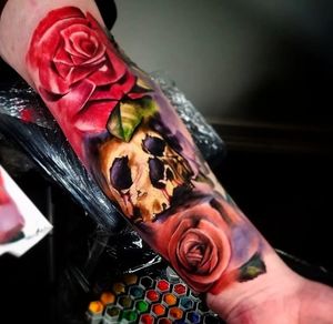 realistic color skull and roses