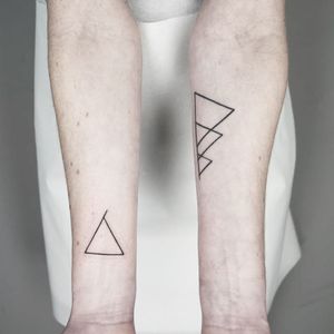 Explore the mesmerizing world of geometric tattoos with this stunning piece by Malvina Maria Wisniewska. Precision and elegance combined in one masterpiece.
