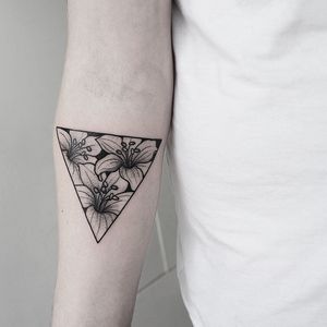 A stunning blackwork tattoo of a hibiscus flower, designed by the talented artist Malvina Maria Wisniewska.