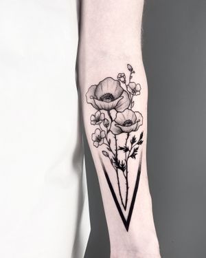 Explore the beauty of blackwork in this illustrative geometric tattoo featuring a stunning flower motif by Malvina Maria Wisniewska.