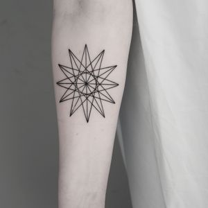 Elegantly designed fine-line tattoo featuring intricate geometric star patterns by Malvina Maria Wisniewska.