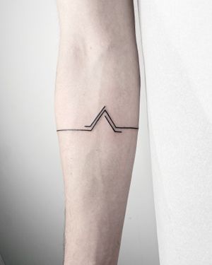 Experience the intricate beauty of geometric art with a skilled touch by Malvina Maria Wisniewska. A stunning addition to your body art collection.