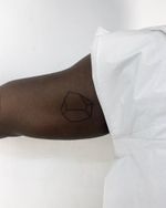 Elegant fine line design on dark skin by renowned artist Malvina Maria Wisniewska.