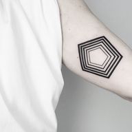 Discover the precise patterns of this stunning blackwork tattoo by Malvina Maria Wisniewska. A unique blend of geometry and artistry.
